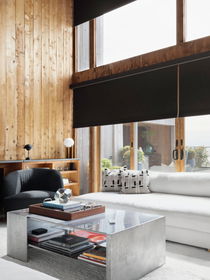 Toiles de fenêtre occultantes installées dans un salon