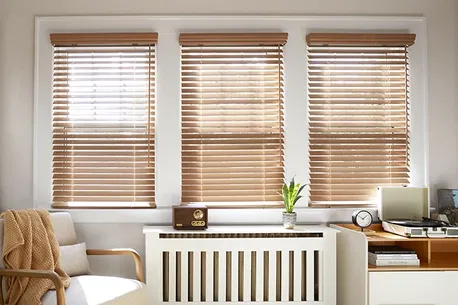 Stores en bois brun