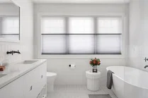 Stores cellulaires dans la salle de bain