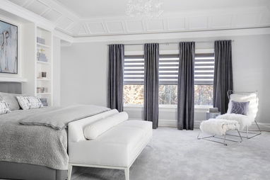Store zèbre pour chambre superposé avec des rideaux.