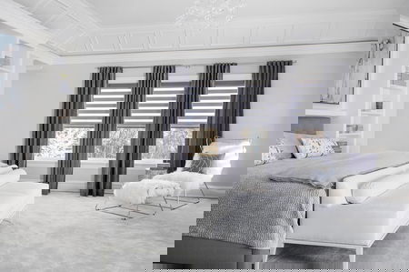 Store zèbre pour chambre superposé avec des rideaux.