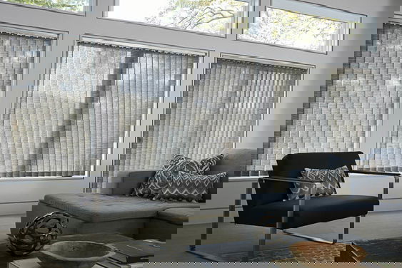Stores verticaux en tissu sur mesure pour portes-fenêtres, offrant intimité et modernité à la pièce