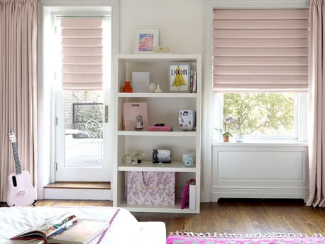 Habillages de fenêtre : Stores romains avec rideaux pour chambre d'enfant