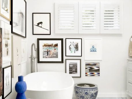 Shutters blancs dans la salle de bain