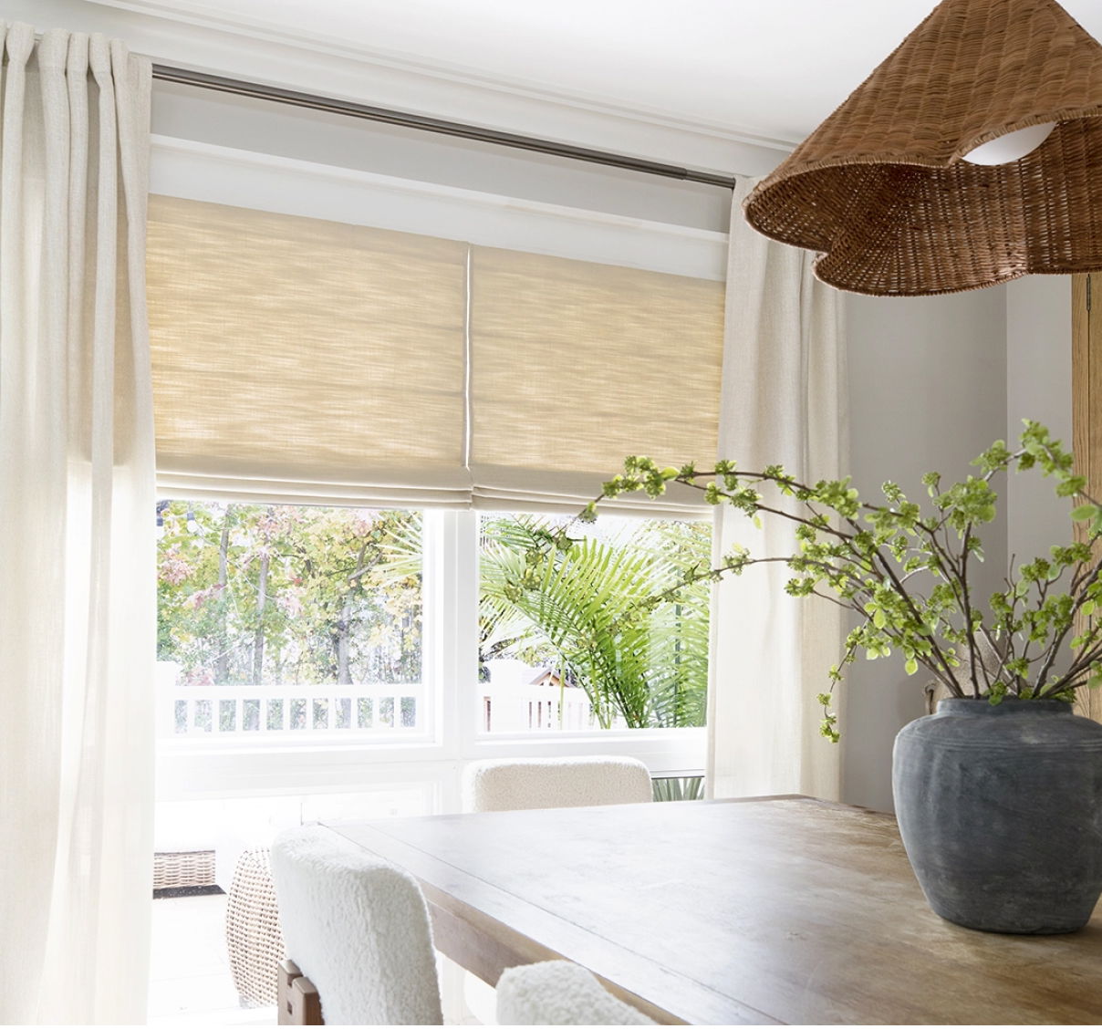 Toiles de fenêtre avec rideaux dans un salon