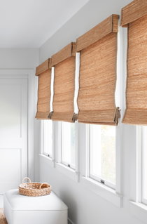 Stores en bambou Woven Blinds on windows