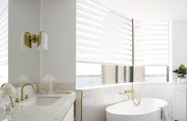 Stores sheer Cascade dans une salle de bain en hauteur
