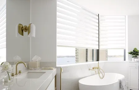 Stores sheer Cascade dans une salle de bain en hauteur