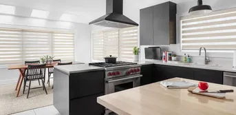 Stores sheer Cascade couleur beige dans la cuisine