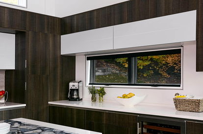Toiles solaires noirs dans une cuisine moderne Toiles solaires noirs dans une cuisine moderne