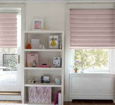 Stores et toiles de fenêtre protégeant votre intimité