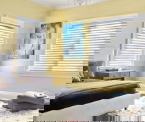 Une chambre à coucher moderne et attrayante.