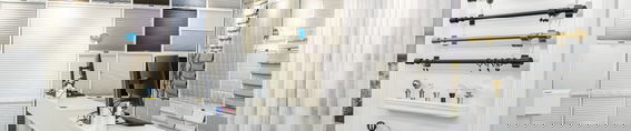 Présentation des habillages de fenêtre en magasin sur un mur