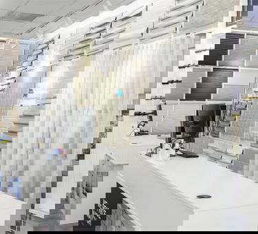 Présentation des habillages de fenêtre en magasin sur un mur